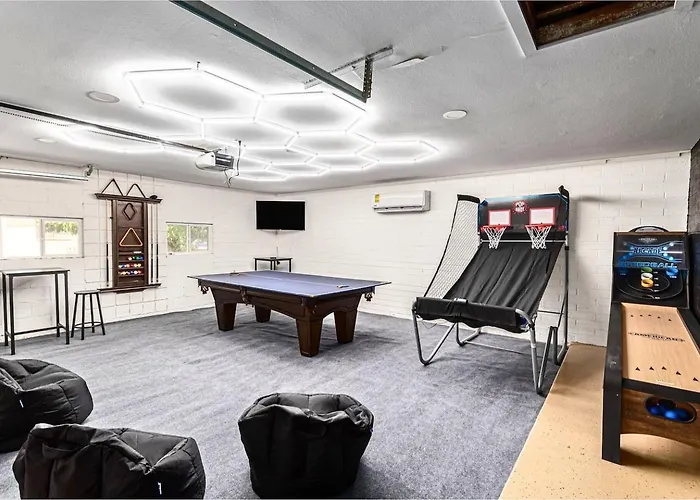 Dom wakacyjny Rose Haven - Old Town, Heated Pool, Spa, Game